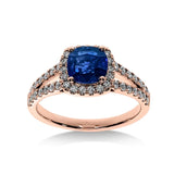Gros plan du saphir bleu sur la bague Saphir Impérial en or rose, mettant en valeur la taille coussin et le pavage de diamants."