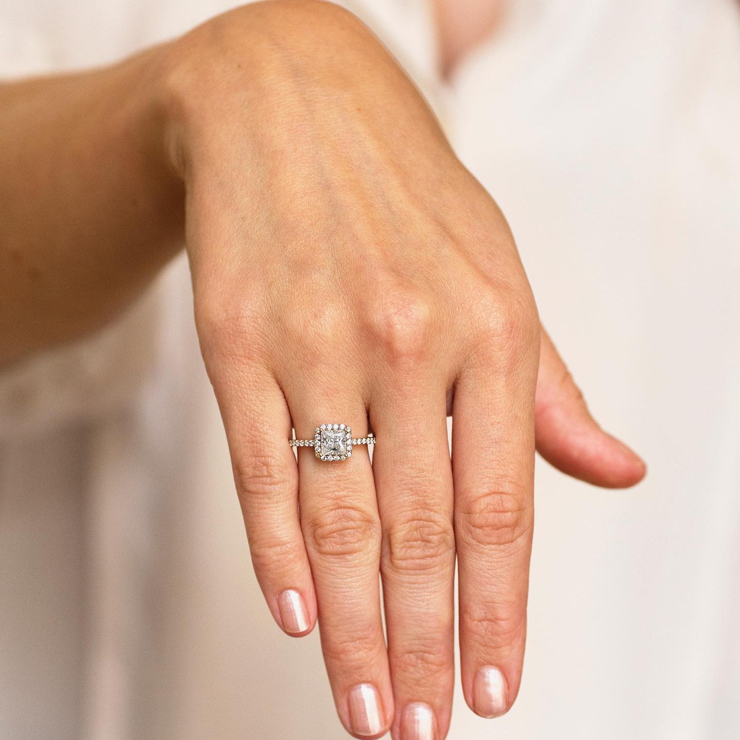 Bague de Fiançailles en or blanc et diamant princesse avec halo en diamant 