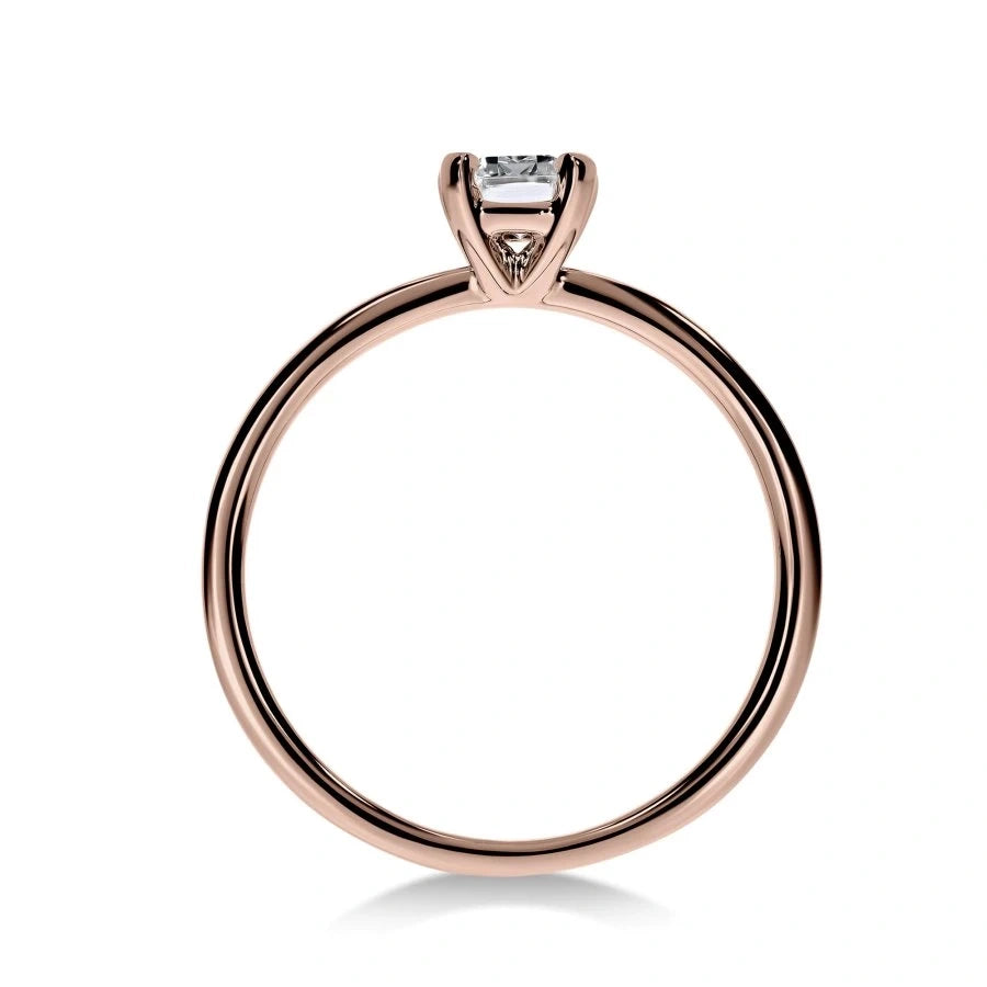 Gros plan de la bague Fascination en or rose, sertie d'un diamant taille émeraude, de la collection LeDiamanti