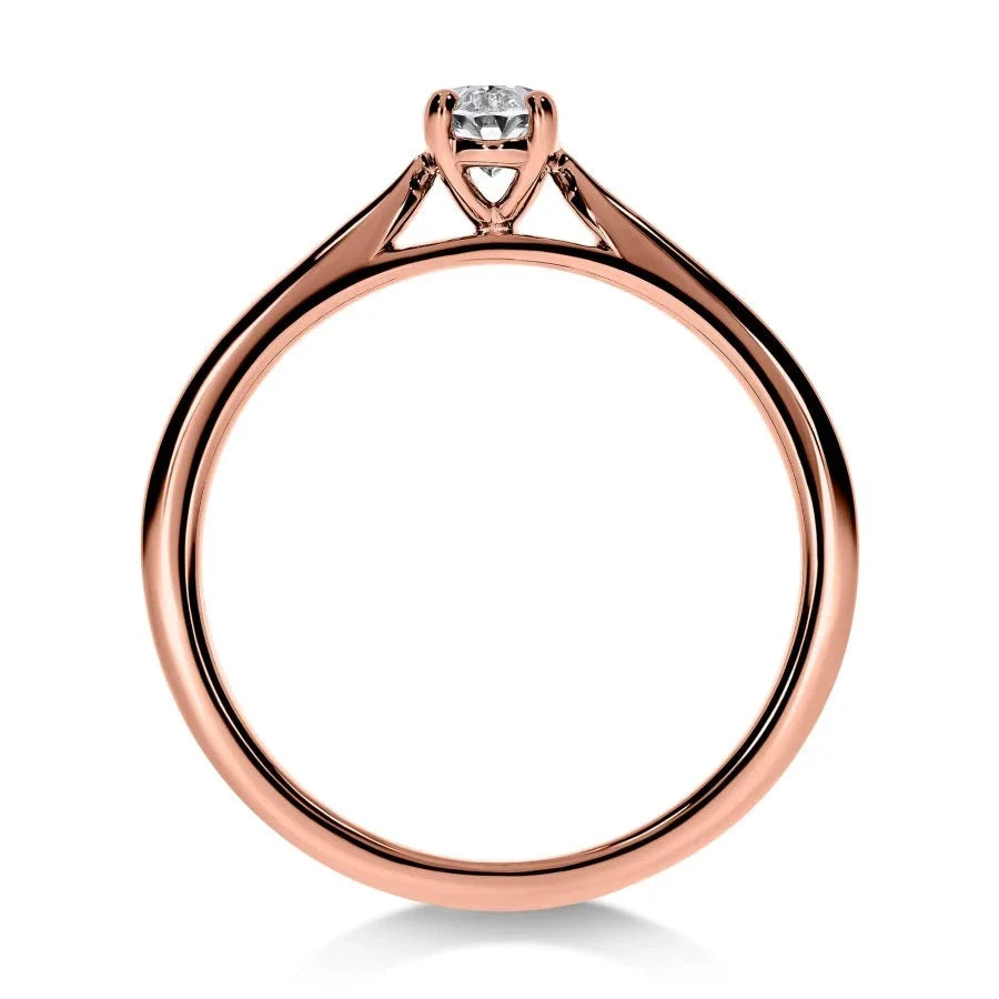 Vue latérale de la bague Élégance Diamant Ovale en or rose, mettant en valeur la brillance du diamant central.