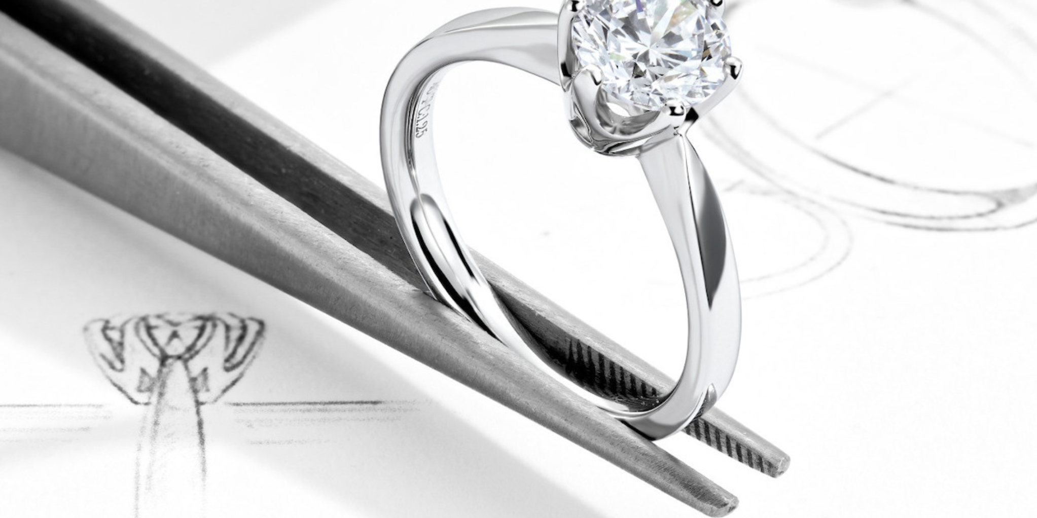 Bague de fiançailles en platine avec un diamant naturel rond de 1.00 carat vue de face.