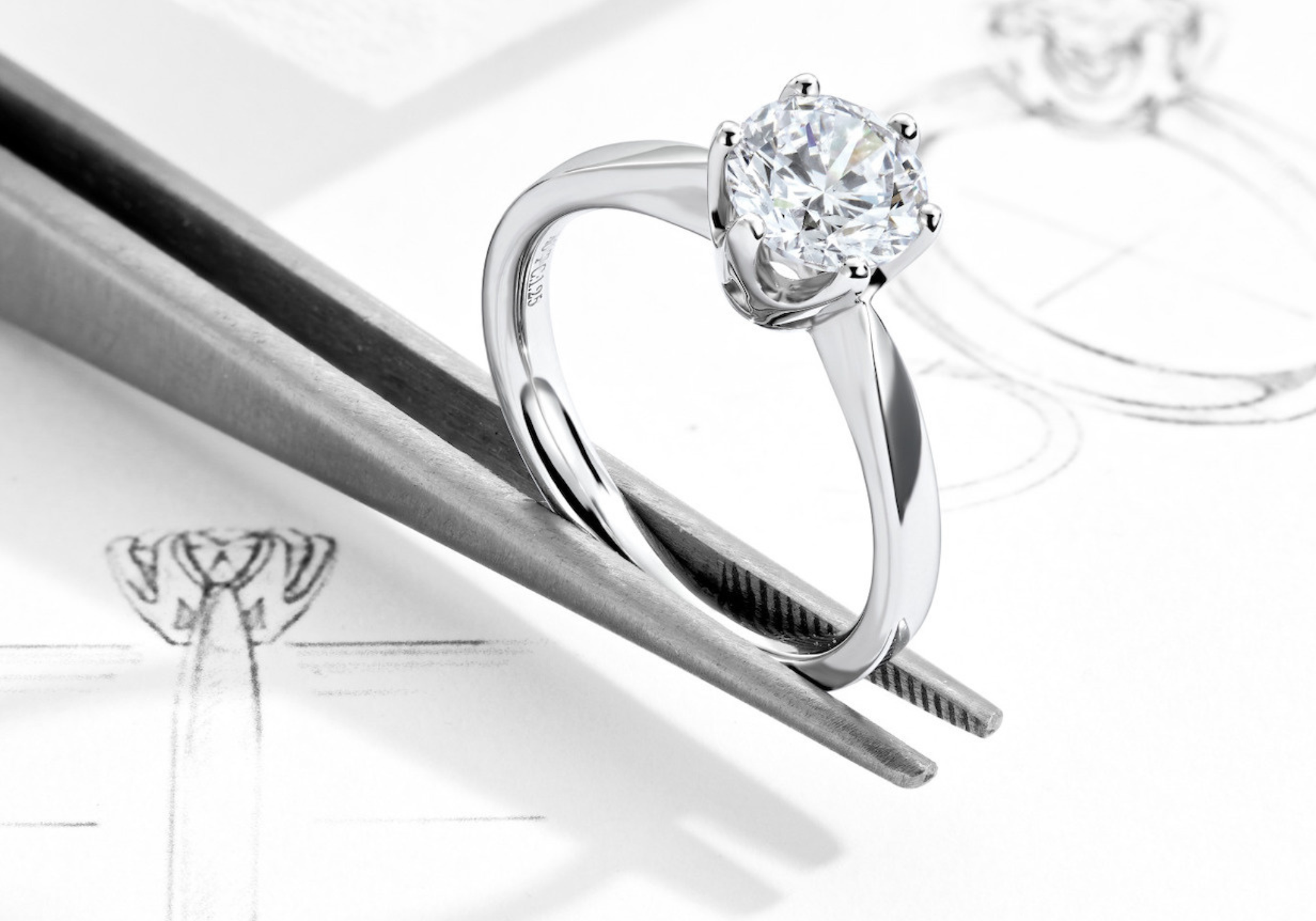 Bague de fiançailles en platine avec un diamant naturel rond de 1.00 carat vue de face.