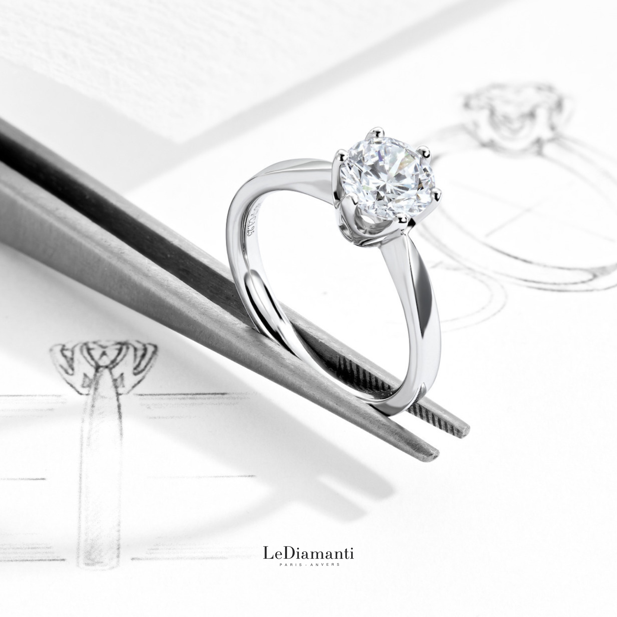 Bague de fiançailles en platine avec un diamant naturel rond de 1.00 carat vue de face.