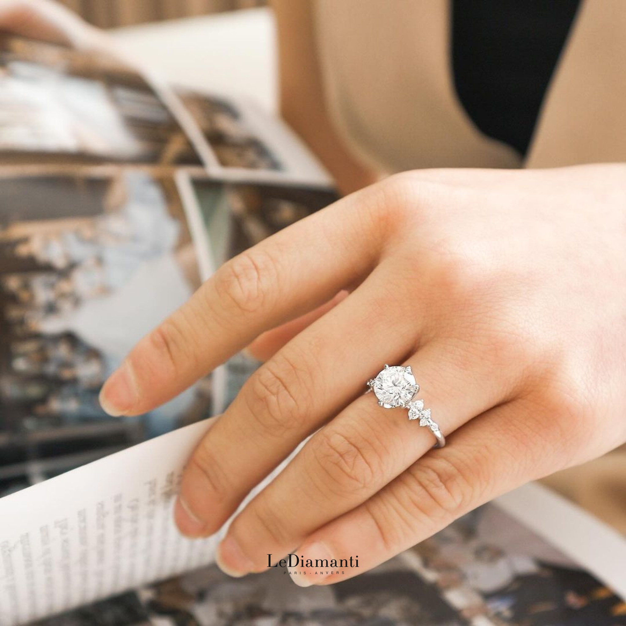 Vue de face d'une bague de fiançailles avec un diamant rond sur une monture en platine.