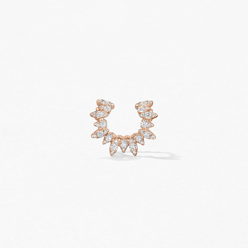 Boucles d’oreilles en or rose avec diamant taille rond, modèle Fleur de Provence, vue de face capturant la brillance délicate des diamants.