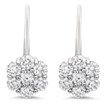 Boucles d’oreilles en or blanc serties de diamants ronds, modèle Rosali, vue de face avec un serti griffes élégant.