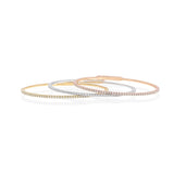 Détail de trois bracelets Clémence en or jaune, or rose et or blanc, mettant en valeur les 1.86 carats de diamants pavés.