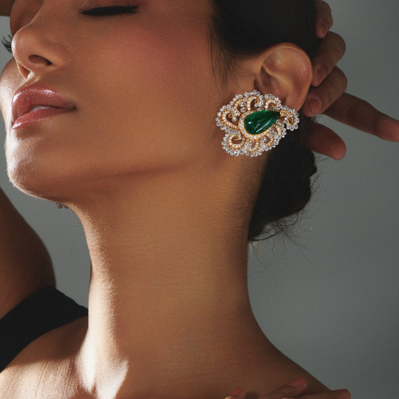 Création sur mesure lediamanti des boucles d'oreilles haute joaillerie avec une émeraude verte des diamants et une monture en or rose et or blanc 