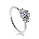 Vue latérale de la bague Trilogie Diamant Ovale en or blanc avec diamants rond et diamant ovale