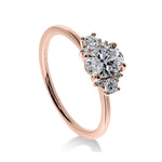 Vue latérale de la bague Trilogie Diamant Ovale en or rose avec diamants rond et diamant ovale