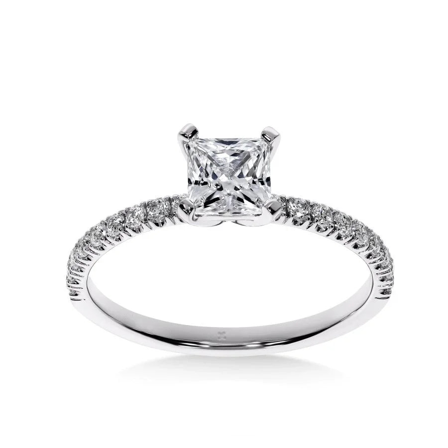 Bague de fiançailles Pavée Diamant Princesse en or blanc avec diamant princesse certifié GIA, vue de face.