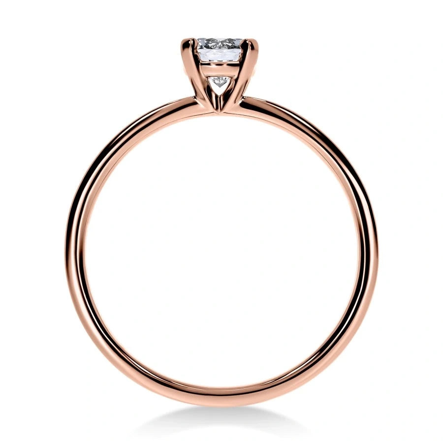 Gros plan du diamant rond brillant sur la bague Fascination en or rose, mettant en valeur la brillance certifiée GIA.