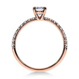 Vue latérale de la bague Pavée en or rose, soulignant les diamants sertis avec précision.