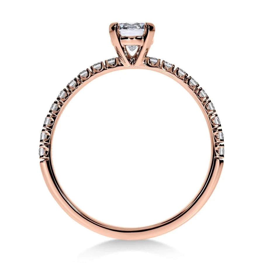 Vue latérale de la bague Pavée en or rose, soulignant les diamants sertis avec précision.