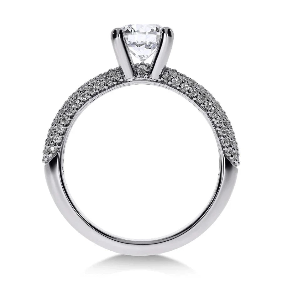 Gros plan du diamant central rond certifié GIA sur la bague Héritage en or blanc.