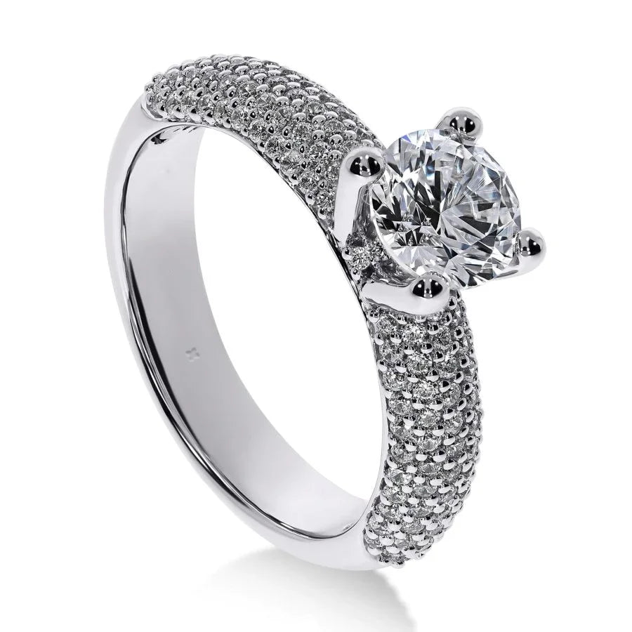 Vue latérale de la bague Héritage en or blanc, montrant le serti quatre griffes et le pavage étincelant.