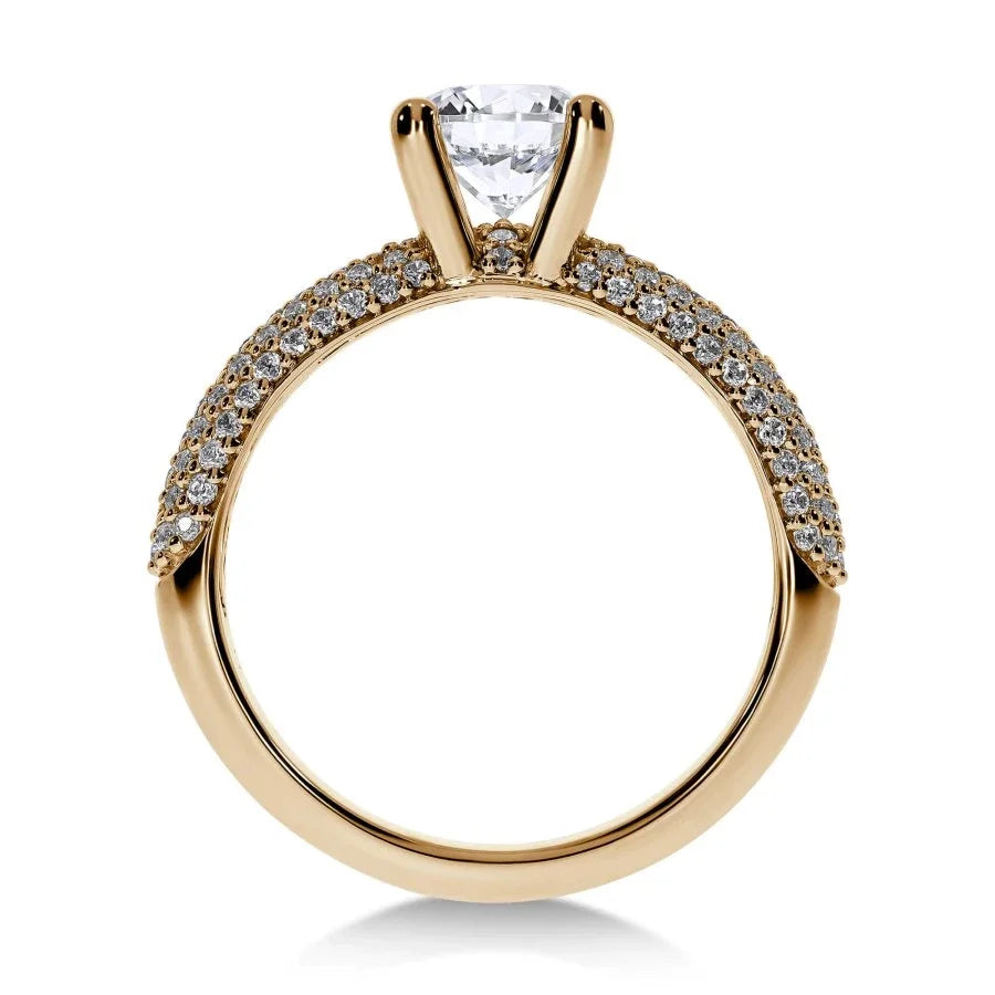 Vue latérale de la bague Héritage en or jaune, mettant en valeur le contraste chaleureux du métal précieux.