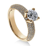 Gros plan du diamant central rond sur la bague Héritage en or jaune, révélant sa brillance intense.