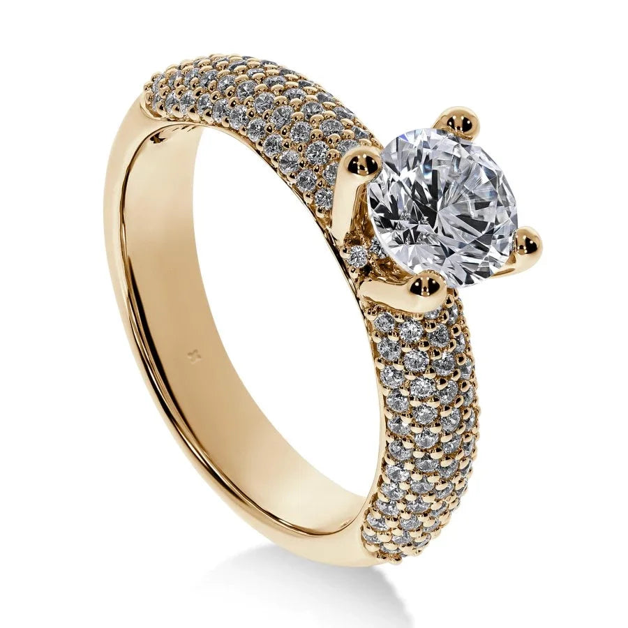 Gros plan du diamant central rond sur la bague Héritage en or jaune, révélant sa brillance intense.