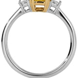 Bague de fiançailles Reine en or blanc avec diamant central coussin jaune et diamants émeraude certifiés GIA, vue latérale.