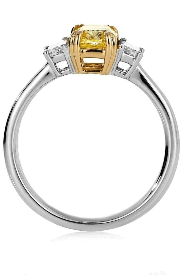 Bague de fiançailles Reine en or blanc avec diamant central coussin jaune et diamants émeraude certifiés GIA, vue latérale.