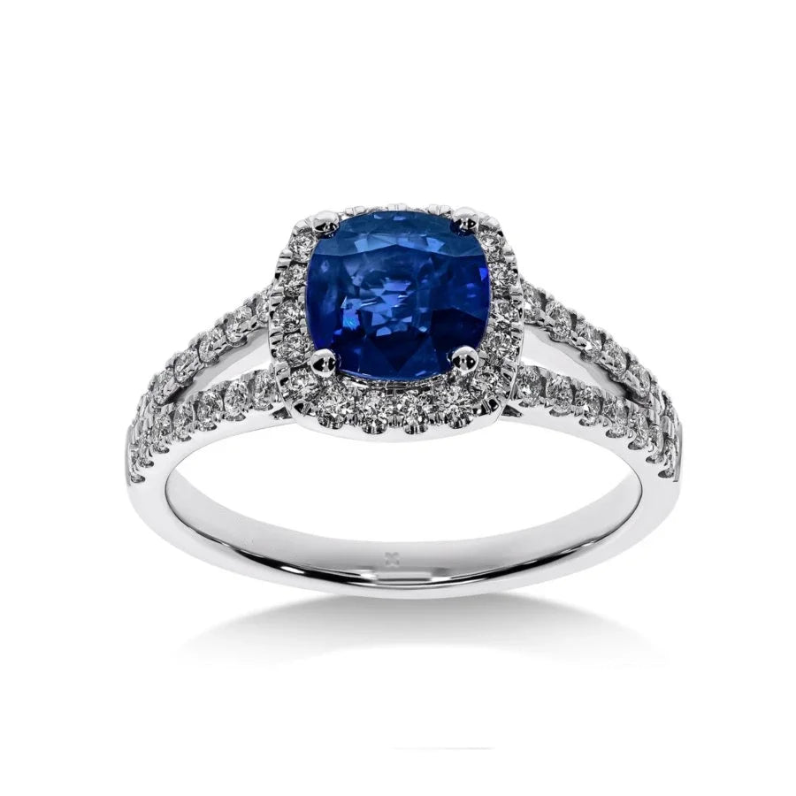 Bague de fiançailles Saphir Impérial en or blanc avec saphir bleu de 2,55 carats et halo de diamants, vue de face.