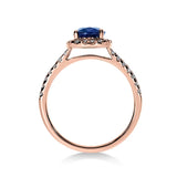 Vue latérale de la bague Saphir Impérial en or rose montrant les détails du halo de diamants