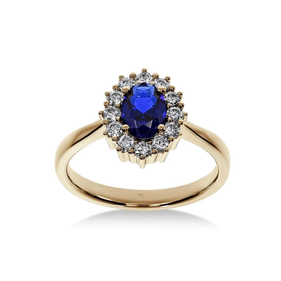 Gros plan du saphir bleu sur la bague Saphir Impérial en or jaune, mettant en valeur la taille coussin et le pavage de diamants.