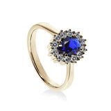 Bague de fiançailles Saphir Impérial en or jaune avec saphir bleu de 2,55 carats et halo de diamants, vue de face.