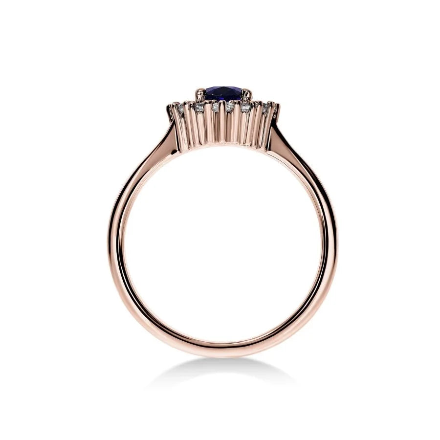 Vue latérale de la bague Saphir Impérial en or rose montrant les détails du halo de diamants.