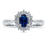 Bague de fiançailles Saphir Royal en or blanc avec saphir bleu de 0,70 carat et halo de diamants, vue de face.