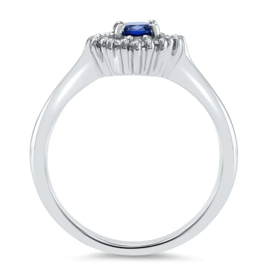 Vue latérale de la bague Saphir Royal en or blanc montrant les détails du halo de diamants.