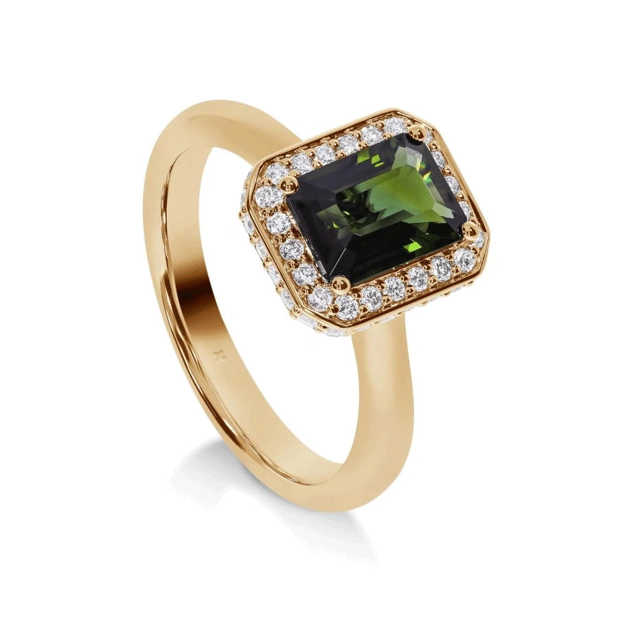 Vue latérale de la bague Symbole en or jaune montrant le sertissage des diamants et la tourmaline