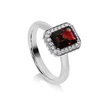 Vue latérale de la bague Symbole Rosso en or blanc montrant le halo et les griffes fines.