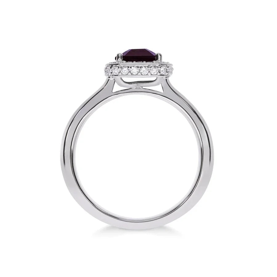 Vue latérale de la bague Symbole Rosso en or blanc montrant le halo et les griffes fines.