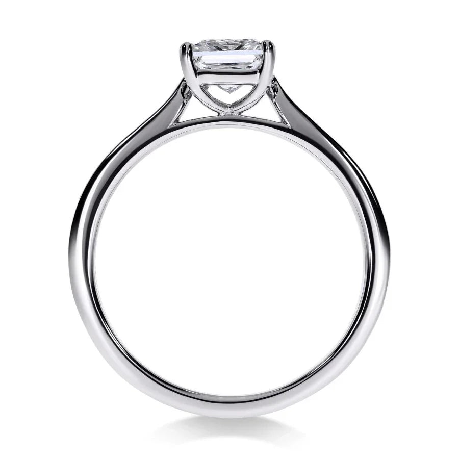 Vue latérale de la bague Trésor Diamant Princesse en or blanc, mettant en valeur la brillance du pavage.