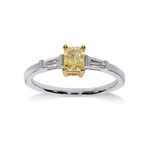 Bague de fiançailles Trilogie diamant jaune Reine en or blanc et diamants baguettes certifiés GIA, vue de face.