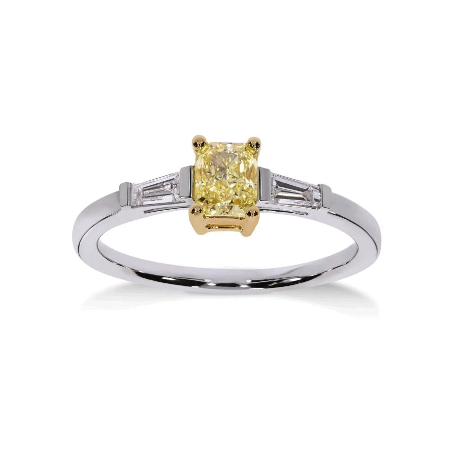 Bague de fiançailles Trilogie diamant jaune Reine en or blanc et diamants baguettes certifiés GIA, vue de face.