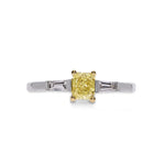 Bague de fiançailles Trilogie diamant jaune Reine en or blanc et diamants baguettes certifiés GIA, vue gros plan.