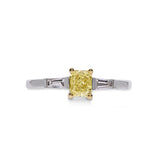 Bague de fiançailles Trilogie diamant jaune Reine en or blanc et diamants baguettes certifiés GIA, vue gros plan.