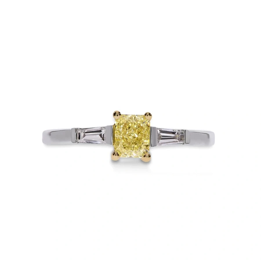 Bague de fiançailles Trilogie diamant jaune Reine en or blanc et diamants baguettes certifiés GIA, vue gros plan.