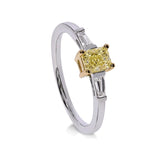 Bague de fiançailles Trilogie diamant jaune Reine en or blanc et diamants baguettes certifiés GIA, vue de profil.