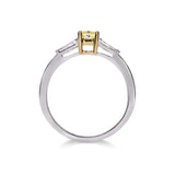 Bague de fiançailles Trilogie diamant jaune Reine en or blanc et diamants baguettes certifiés GIA, vue latérale.