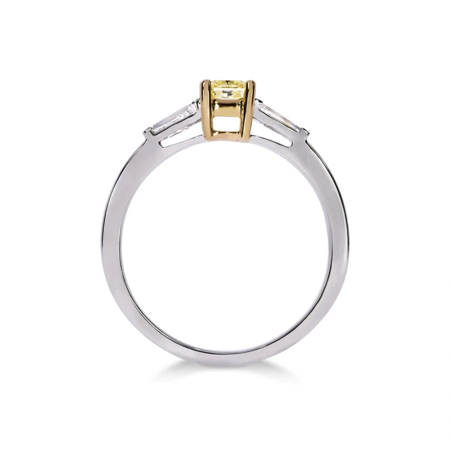 Bague de fiançailles Trilogie diamant jaune Reine en platine et diamants baguettes certifiés GIA, vue latérale.