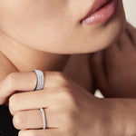 Gros plan sur une alliance en diamant et or blanc 18 carats de la collection mariage lediamanti.