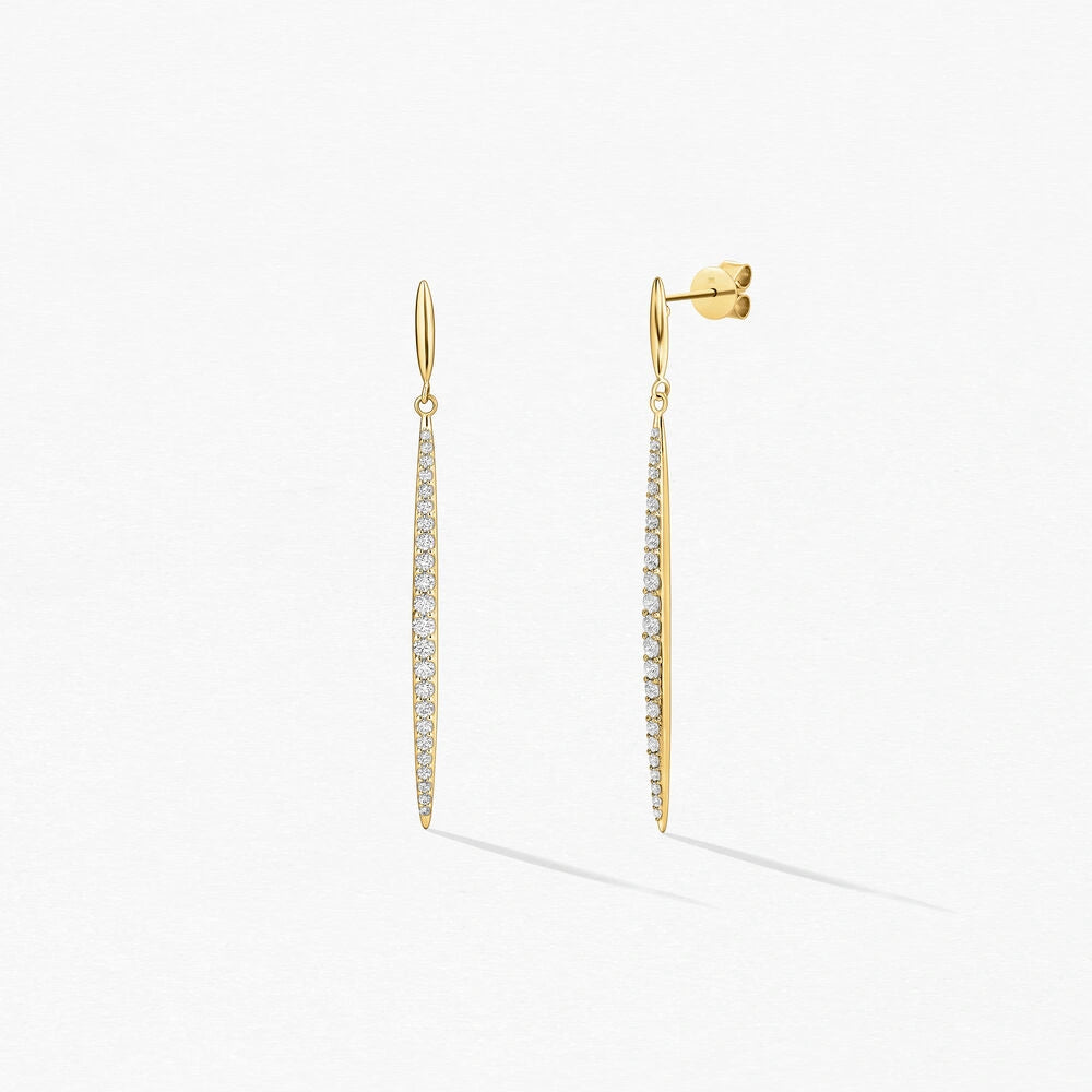 Boucles d’oreilles longues en or jaune avec diamant taille rond, modèle Stiletto, vue de face capturant l'éclat des diamants.
