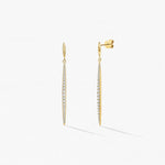 Boucles d’oreilles longues en or jaune avec diamant taille rond, modèle Stiletto, vue de face capturant l'éclat des diamants.