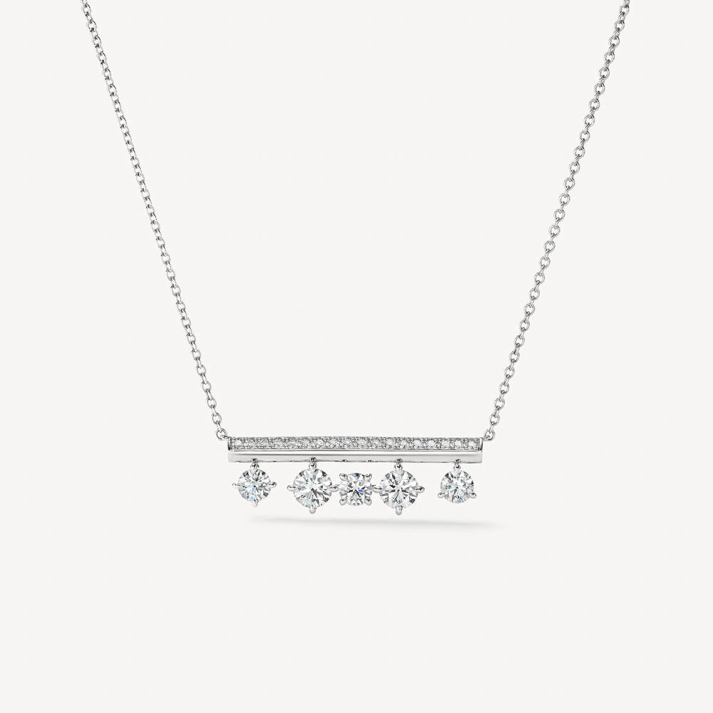 Collier en or blanc avec diamant, modèle Juste un Trait Grand, vue de face montrant la brillance des diamants.