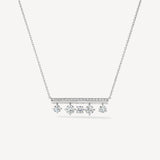 Collier en or blanc avec diamant, modèle Juste un Trait Grand, vue de face montrant la brillance des diamants.