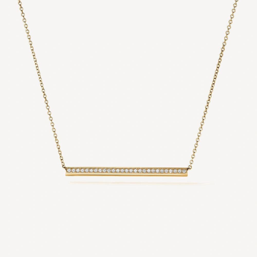 Collier en or jaune avec diamant, modèle Juste un Trait Pure, capturant l’éclat des pierres et la subtilité du design.